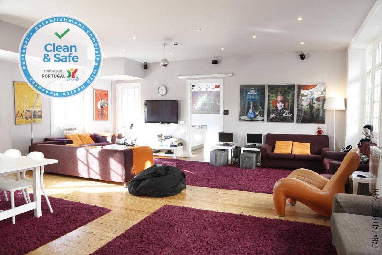 Rivoli Cinema Hostel بورتو المظهر الخارجي الصورة The lounge at the Lisbon hostel