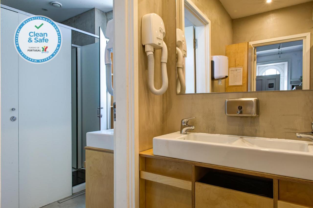 Rivoli Cinema Hostel بورتو المظهر الخارجي الصورة Bathroom of a hotel in Portugal