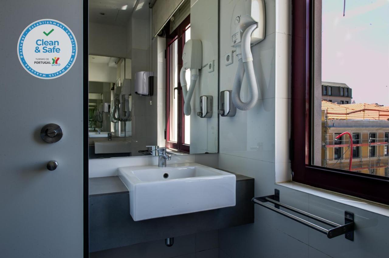 Rivoli Cinema Hostel بورتو المظهر الخارجي الصورة Clean & Safe stamp in a bathroom