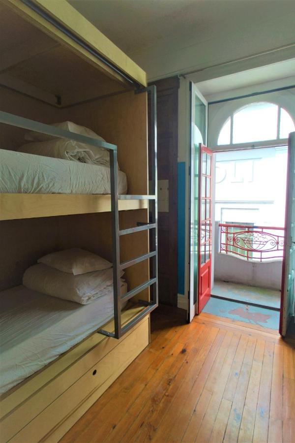 Rivoli Cinema Hostel بورتو المظهر الخارجي الصورة A typical hostel room