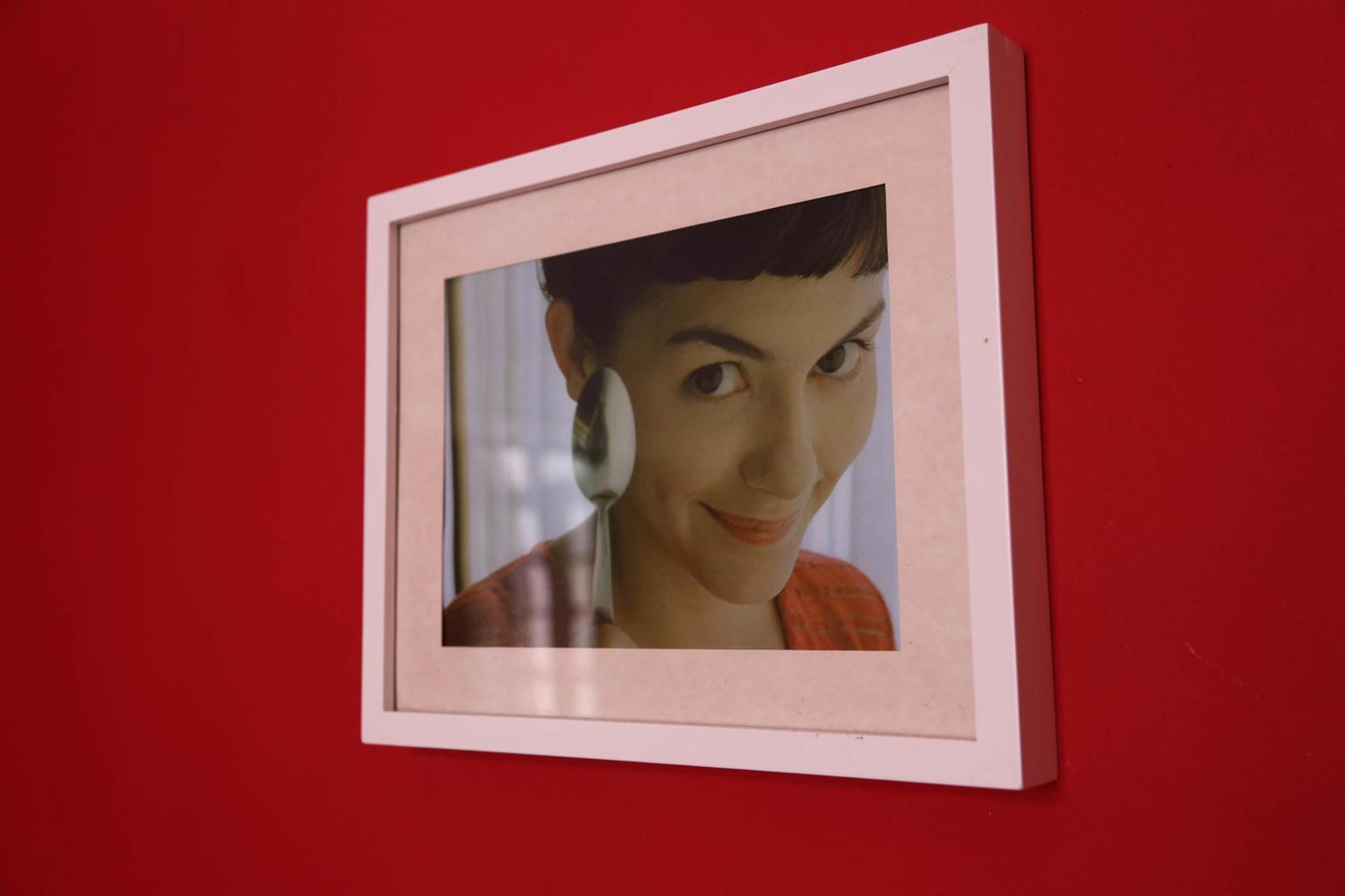 Rivoli Cinema Hostel بورتو الغرفة الصورة A photograph of a young girl