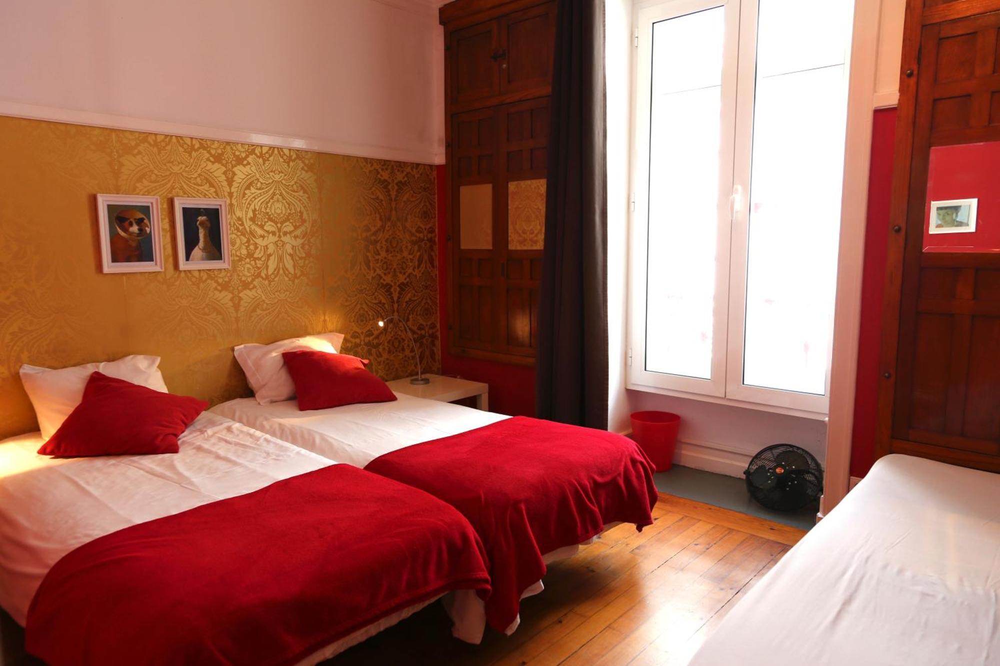 Rivoli Cinema Hostel بورتو الغرفة الصورة A room at the hotel