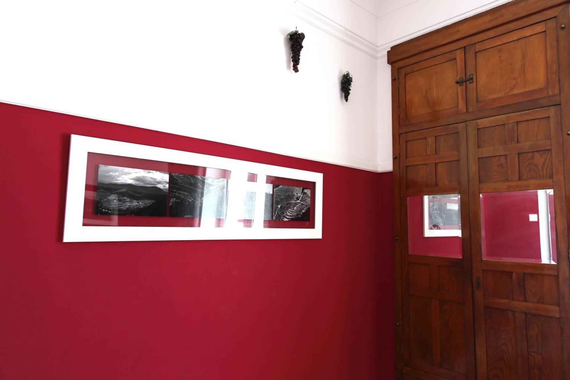 Rivoli Cinema Hostel بورتو الغرفة الصورة A room with a red wall